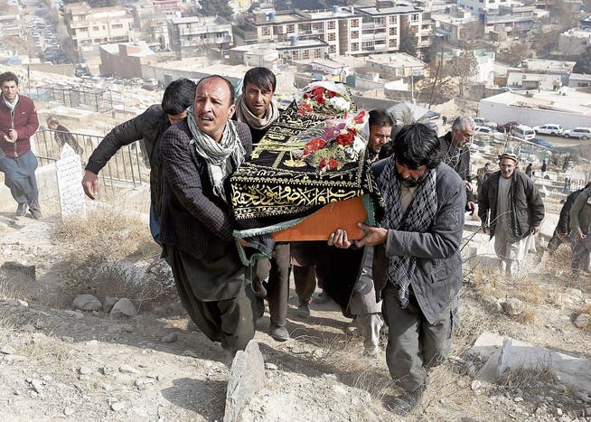Bestattung eines Opfers des verheerenden Selbstmordanschlags vom Wochenende in Kabul. (Bild: Hedayatullah Amid/EPA (Kabul, 28. Januar 2018))