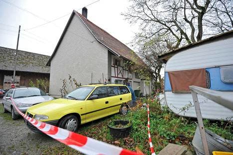 In diesem Haus in Kümmertshausen ist die Leiche des 53-Jährigen von einem Bekannten entdeckt worden. (Bild: Reto Martin)