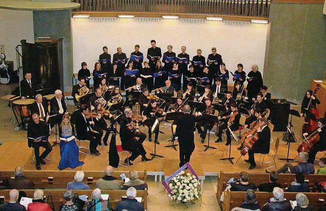Solisten, Chor und Orchester des CMO unter Mario Schwarz gaben ein beeindruckendes Passionskonzert. (Bild: Ferdinand Ortner)