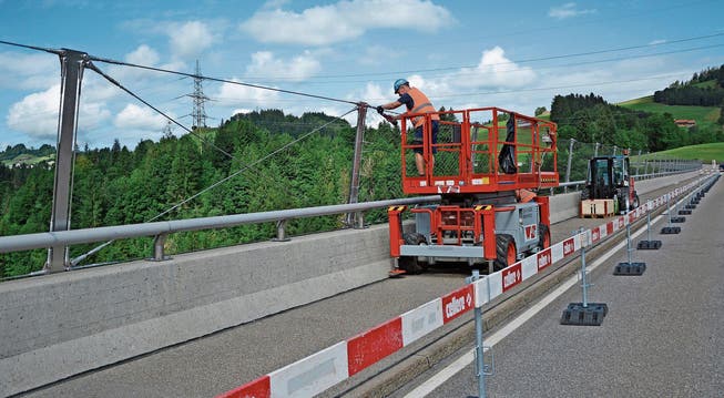 Das Sicherheitsnetz auf der ersten Seite der Hundwilertobelbrücke wird dieser Tage fertig montiert. (Bild: Karin Erni)