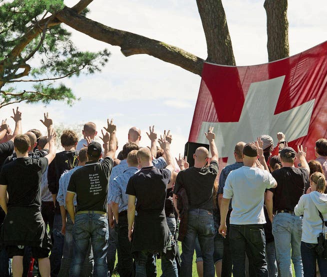 Eine Gruppe Rechtsextremer rottet sich auf dem Rütli zusammen. (Bild: Symbolbild/Keystone (5. August 2012))