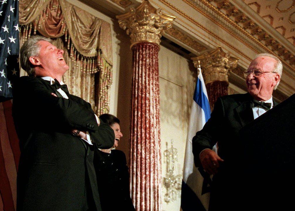 Worüber die wohl lachen? Der ehemalige US-Präsident Bill Clinton, links, Rabins Frau Leah und Yitzhak Rabin in Washington. (Bild: Keystone)