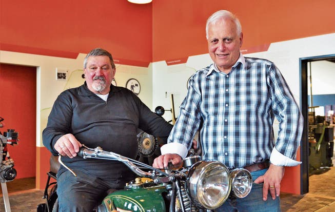 Roland Widmer (rechts), der Lenker von Arbon Classics. Mit dabei: René Juchli, Präsident der Freunde alter Motorräder. (Bild: Max Eichenberger)