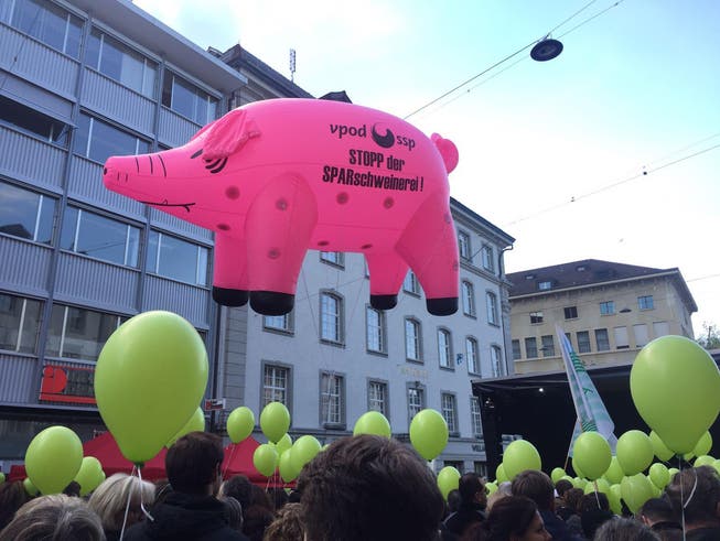 "STOPP der SPARschweinerei", heisst es auf dem fliegenden Sparschwein. (Bild: Alexandra Pavlovic)