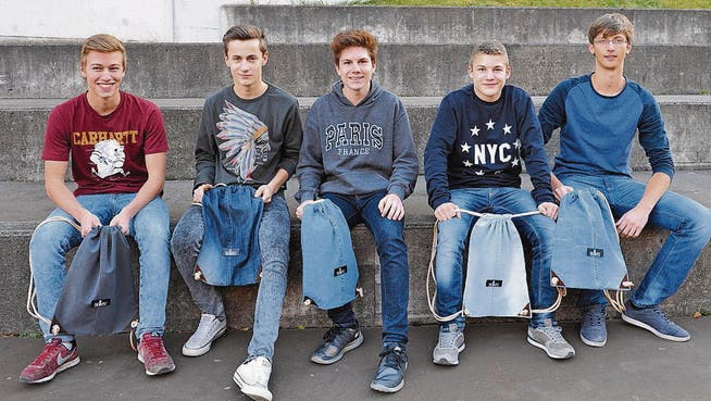 Patrick Eugster, Michael Bawidamann, Xeno Krayss, Selim Jung und Manuel Fischer (von links) bieten mit ihrem Unternehmen Pineapple kleine Rucksäcke aus alten Jeans an. (Bild: cal)