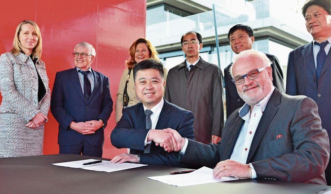 Fredy Iseli und der Leiter eines riesigen Industrieparkes in China unterzeichnen eine Absichtserklärung zur Zusammenarbeit. (Bild: Max Eichenberger)