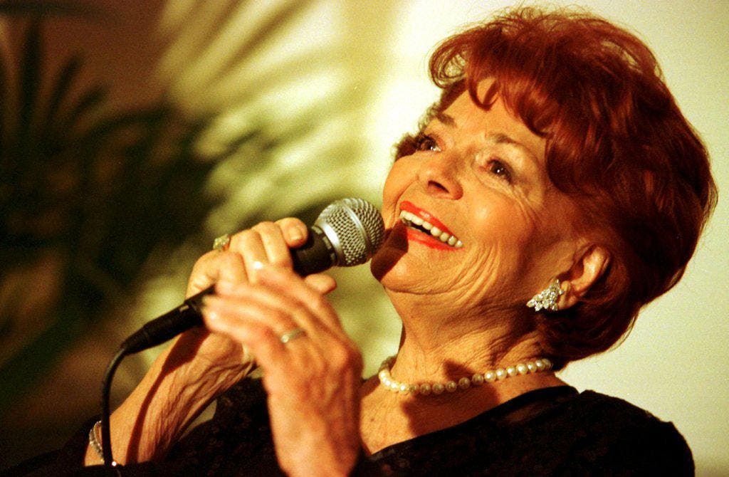 Die 77-jährige Lys Assia bei ihrem Auftritt am 21. November 2001 im Luzerner Hotel Montana, anlässlich einer Veranstaltung zum Gedenken an den Komponisten Paul Burkhard. (Bild: Keystone)