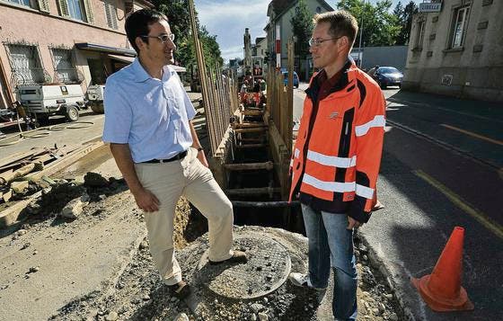 Vier Meter unter Stadtrat Urs Müller und Bauleiter David Zimmerli verlaufen die neu verlegten Kanalisationsrohre in der Zürcherstrasse. (Bild: Reto Martin)