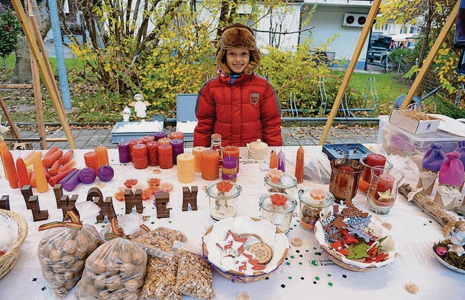 Silvan Lenherr war der jüngste Verkäufer am Gamser Chlausmarkt mit selbstgebastelten Sachen. (Bilder: Hansruedi Rohrer)