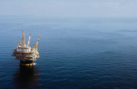 Die Ölbohrinsel «Genesis» des Chevron-Konzerns im Golf von Mexiko, nahe New Orleans. Künftig darf auch weiter östlich gebohrt werden. (Bild: ap/Mary Altaffer)
