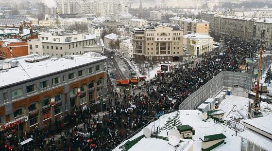 Anti-Putin-Protest in Moskau: «Nun hat er auch noch den Wettergott auf seiner Seite.» (Bild: ap/Alexander Zemlianchenko)