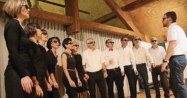 Mit Sonnenbrille: Der A-cappella-Chor fabe up riss die Besucher im Museum mit seinem Auftritt mit. (Bild: Markus Bösch)