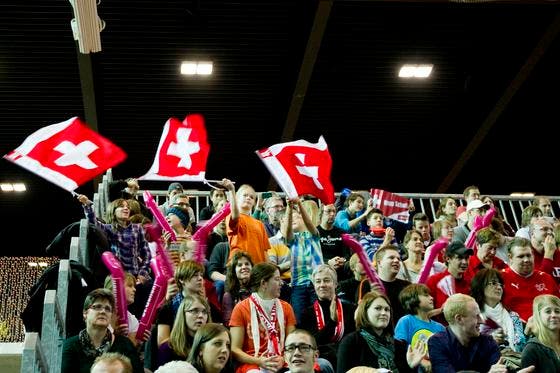 Lautstark unterstützten die Schweizer Fans ihr Team. (Bild: Urs Bucher)