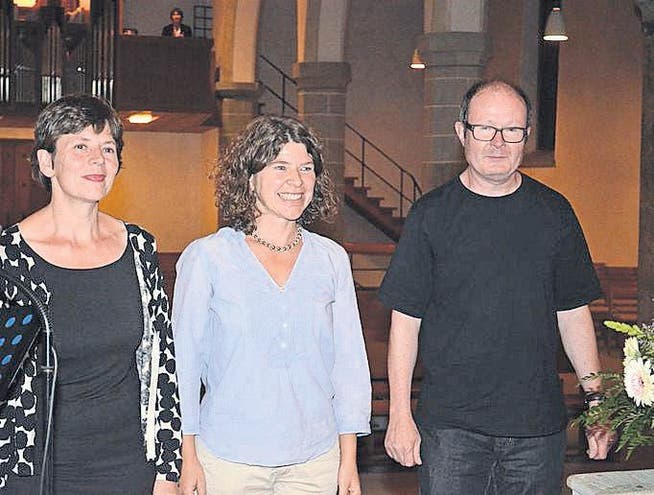 Vorleserin Anne Seiterle, Organistin Annedore Neufeld und Autor Volker Mohr stehen in der Stadtkirche. (Bild: Thomas Güntert)