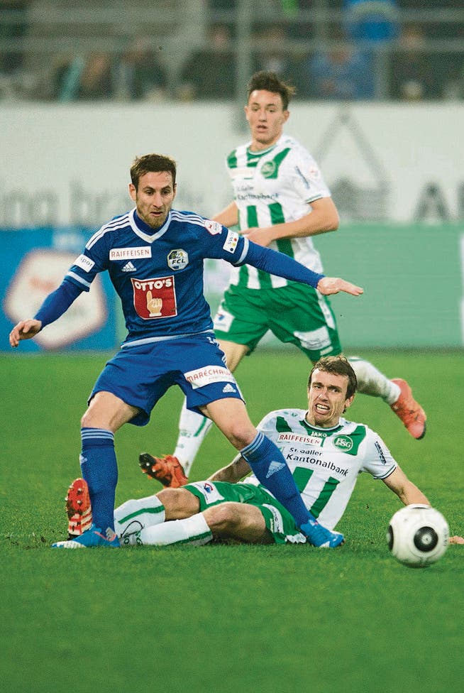 St. Gallens Geoffrey Tréand (am Boden) gegen Luzerns Jérôme Thiesson. Hinten: Silvan Hefti. (Bild: Benjamin Manser)