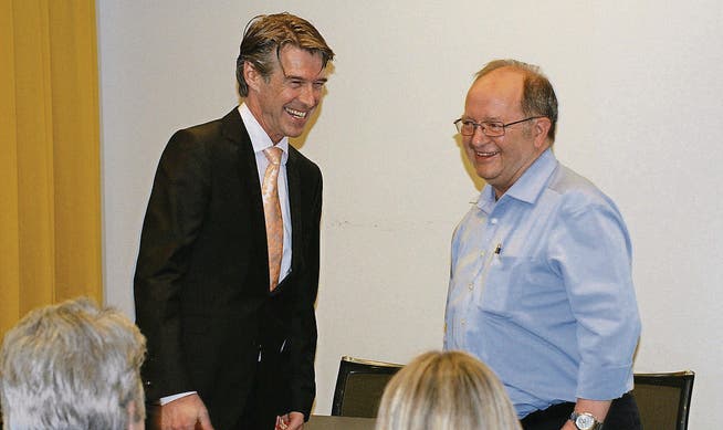 Gallus Pfister, Gemeindepräsident Heiden, zu Gast bei der FDP Heiden. Im Bild mit dem Präsidenten der Ortspartei, Jörg Lutz. (Bild: pd)