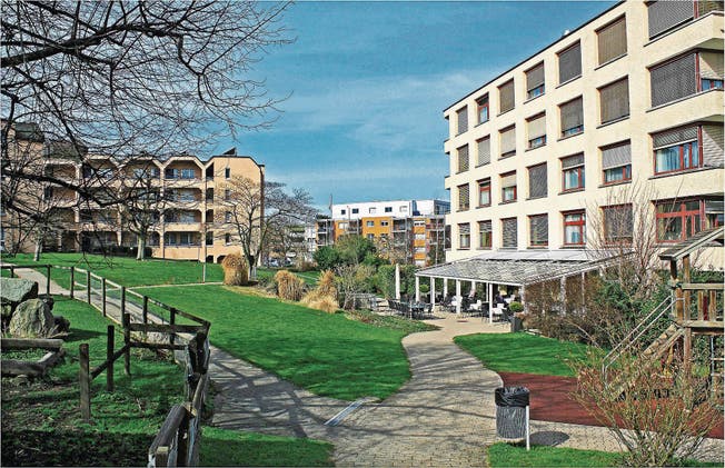 Der Demenzgarten fürs Pflegeheim mit Passerelle vom 1. Stock ist auf dem erhöhten Areal Richtung Alterssiedlung (links) geplant. (Bild: Fritz Bichsel)