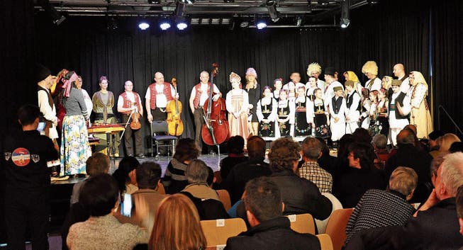 Appenzeller Musiker und serbische Tänzer gemeinsam auf der Bühne. (Bild: Michel Krüsi)