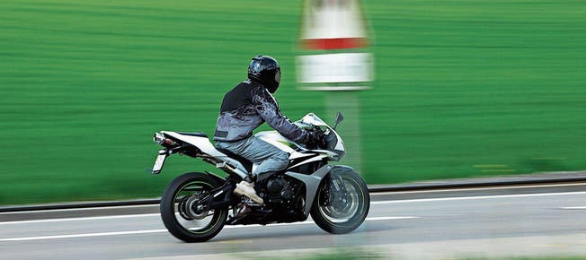 Massiv zu schnell: Ein Motorradfahrer musste sich vor Gericht verantworten. (Bild: Donato Caspari)