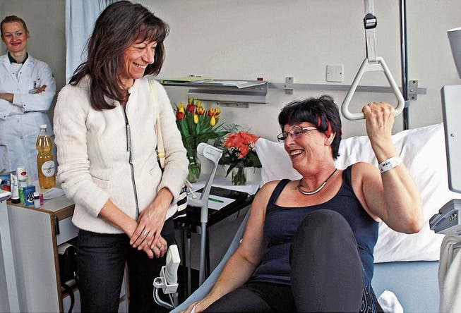 Regierungsrätin Heidi Hanselmann gestern beim Besuch einer Patientin im Spital Rorschach. (Bild: Fritz Bichsel)