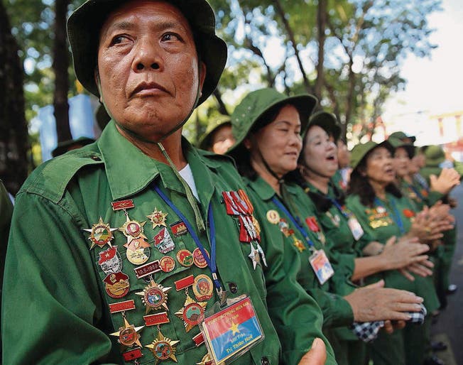Veteranen und Veteraninnen vor der Parade zum 40. Jahrestag des Sieges in Ho-Chi-Minh-Stadt (Saigon). (Bild: ap/Na Son Nguyen)