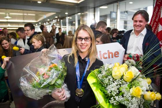Blumen für die Goldmedaillen-Gewinnerin: Giulia Steingruber nach ihrer Ankunft am Flughafen Zürich. (Bild: Urs Bucher)