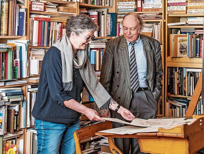 Ina Praetorius und Rainer Stöckli bei der Auswahl der Texte für das Buch. (Bild: Carmen Wüst)