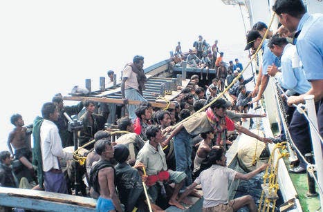 Von Thailand vertriebene Wanderarbeiter werden von der indischen Küstenwache gerettet. (Bild: ap/Indian Coast Guard)