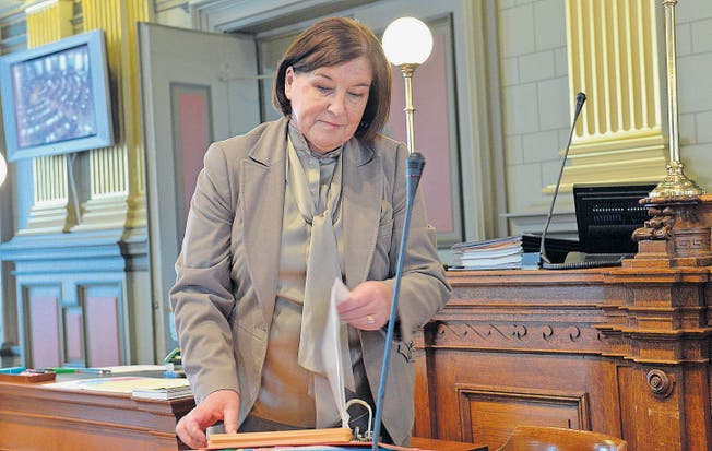 Verena Frick nimmt im Ratssaal Platz &ndash; als fraktionslose Stimmenzählerin. (Bild: Regina Kühne)