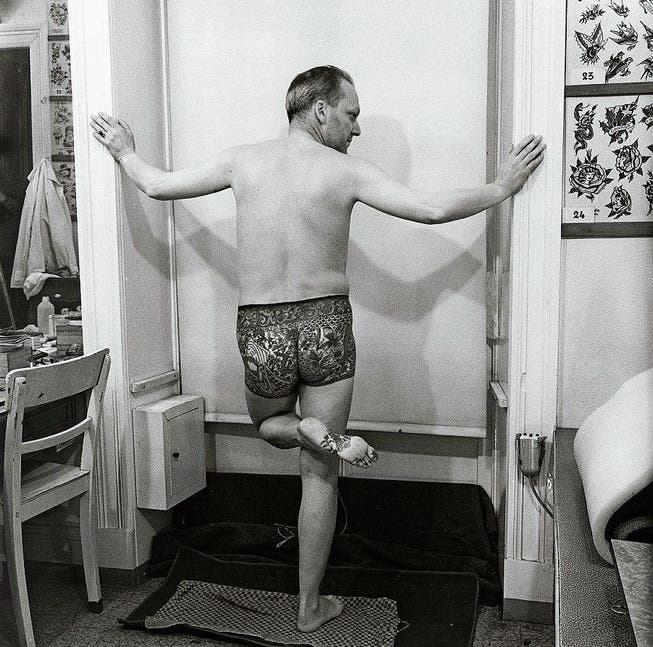 Ohne Shorts: Manche liessen sich nur den Unterleib tätowieren. Rechts: Tätowiermeister Herbert Hoffmann mit Matrosen, 1966. (Bilder: Galerie Gebr. Lehmann, Dresden)