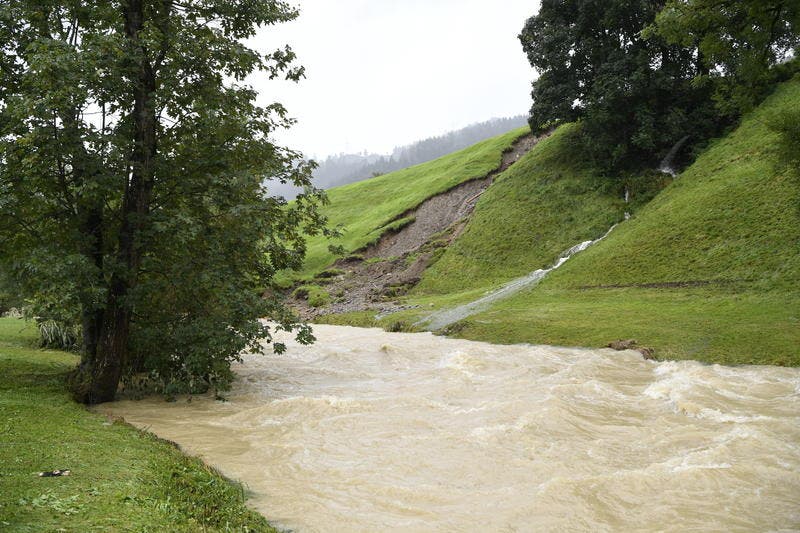 Überschwemmung des Rotbachs bei Steig. (Bild: Ralph Ribi)