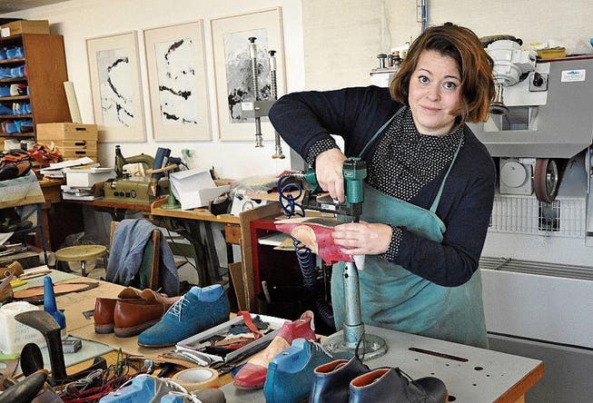 Die Schuhingenieurin Ena Ringli entwickelt alle Schuhe in der Werkstatt ihrer Schuhmanufaktur yép. (Bild: Isabella Gómez)