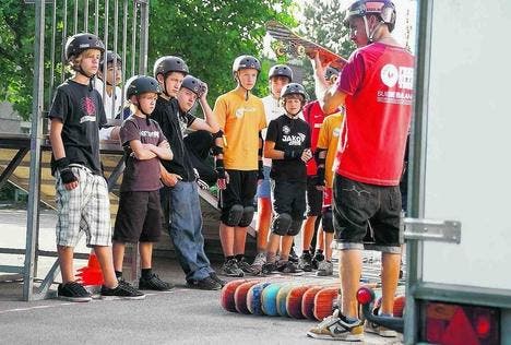 Gebannte Blicke zum Könner: Skateboarden war neben Breakdance der Favorit bei den Schülern. (Bild: Claudia Gerrits)