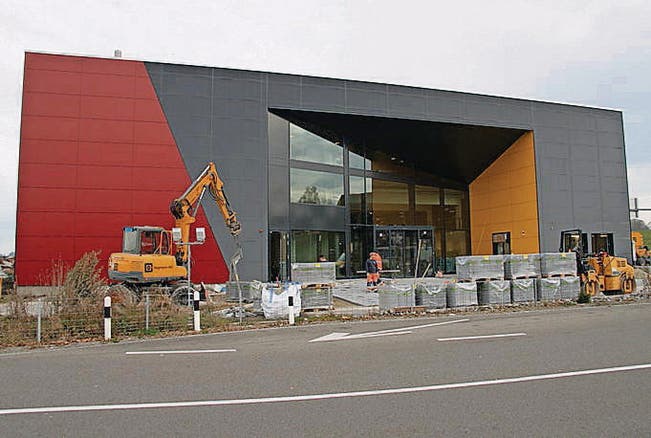 Noch wird gebaut: Aber bereits am 22. November wird in Rickenbach im Gebäude der Diga Möbel die neue Poststelle eröffnet. (Bild: Hans Suter)