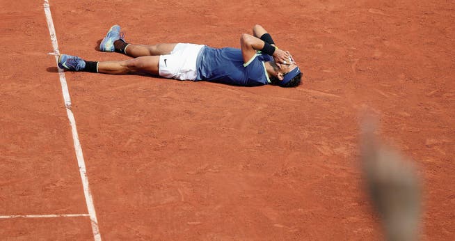 Rafael Nadal sichert sich den 15. Grand-Slam-Titel und den ersten seit seinem letzten Triumph in Paris vor drei Jahren. (Bild: Stephan Müller/EPA)