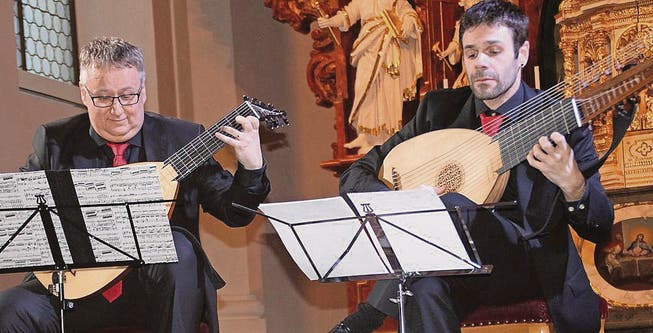 Der nebenberufliche Musiker Stefan Hug sowie der freischaffende Lautenspieler Miguel Rincon (von links). (Bild: Lisa Leisi)