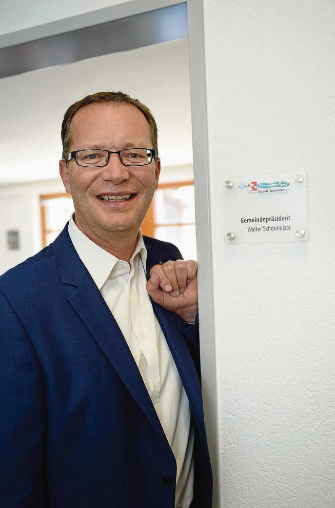 Das Gemeindepräsidenten-Türschild von Walter Schönholzer hängt schon seit einem halben Jahr. (Bild: Nana do Carmo)