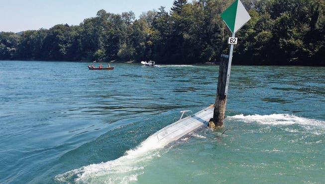 Ein Boot blieb an einer Wiffe hängen; die Insassen mussten ans Ufer schwimmen. (Bild: PD/Kapo Thurgau/27. Juli 2012)