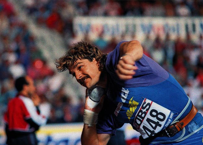 Werner Günthör am 4. August 1993 am Weltklasse-Zürich-Leichtathletik-Meeting. Damals gewinnt er mit einer Weite von 21,49 Metern. (Archivbild: Keystone)