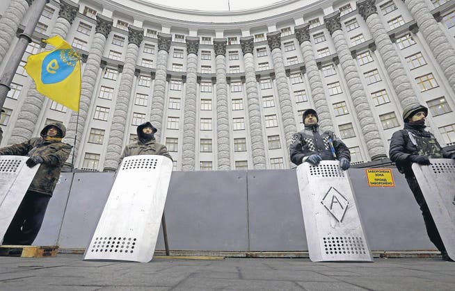 Maidan-Aktivisten ersetzen Sicherheitskräfte des Staates. Sie bewachen unter anderem das Regierungsgebäude in Kiew. (Bild: epa/Maxim Shipenkow)