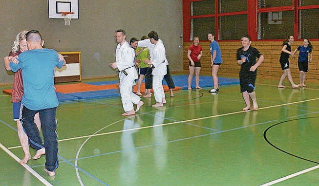 Zwei Stunden durften Jugendliche Ju-Jitsu-Übungen schnuppern. (Bild: pd)