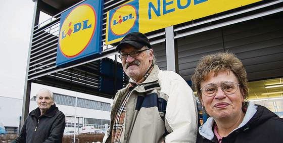 Die ersten Besucher: Das Ehepaar Willi und Silvia Wiget und Heinz Spiess (links). (Bild: Markus Schoch)