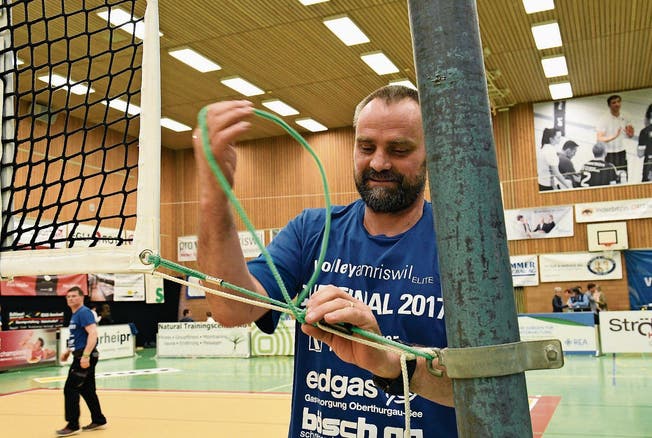 Jürg Messerli und Thomas Litscher (im Hintergrund) sind die Hallenchefs von Volley Amriswil. (Bild: Rita Kohn)