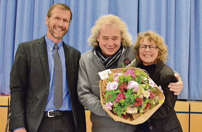 Heinz Gygax (SVP) tritt das Parlaments-Präsidium an Jacob Auer ab. Fraktionskollegin Ruth Erat gratuliert ihm dazu mit einem Blumenstrauss. (Bild: Max Eichenberger)