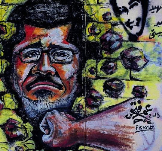 Die Faust der Opposition im Gesicht: Wandmalerei vor Mursis Präsidentenpalast in Ägyptens Hauptstadt Kairo. (Bild: epa/Khaled el-Fiqi)