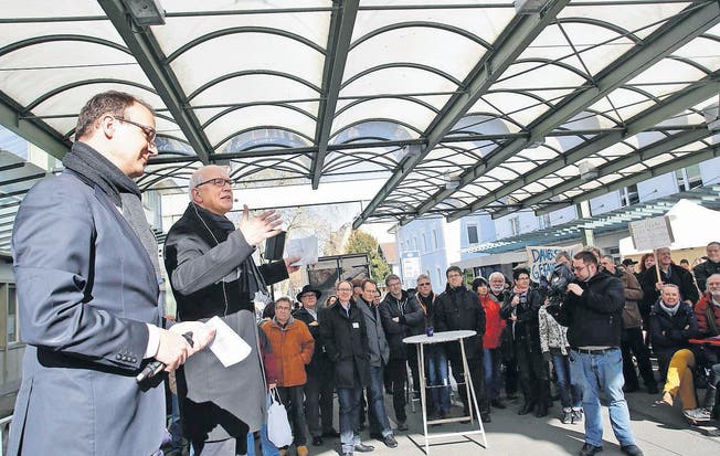 Der Konstanzer Oberbürgermeister Uli Burchardt und der Kreuzlinger Stadtammann Andreas Netzle erklären sich am Hauptzoll. (Bilder: Donato Caspari)