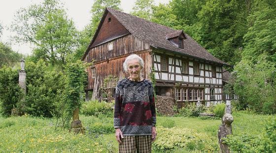 Vreni Lehmann hat fast ihr ganzes Leben in der Kobesenmühle gelebt und kümmert sich noch heute um den Garten. (Bild: Urs Jaudas)