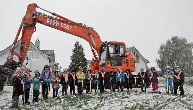 Sie standen im Mittelpunkt: Kindergärtler griffen gestern im Schneefall zum Spaten. (Bild: Markus Schoch)