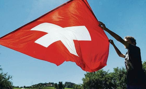 1. August in Schönholzerswilen: Ein Bub schwenkt die Schweizer Fahne. (Bild: Nana do Carmo)