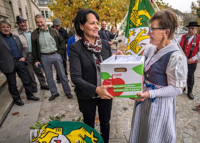 Übergabe der Unterschriften der "Kulturland-Initiative" vor dem Thurgauer Regierungsgebäude in Frauenfeld. (Bild: Reto Martin)